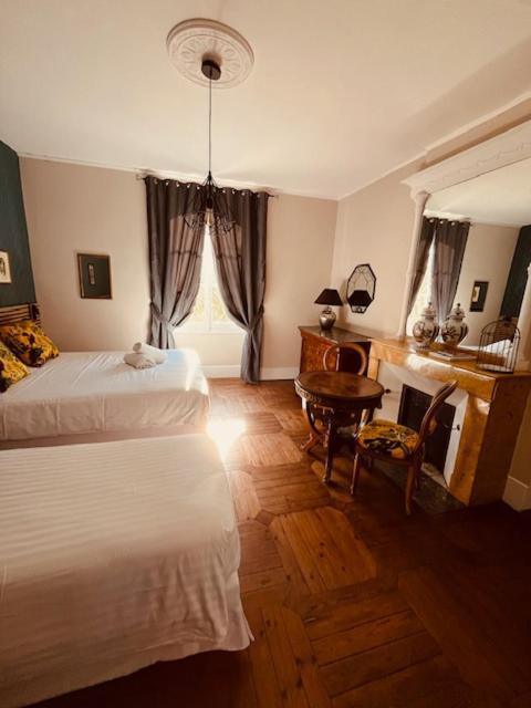 ホテル Le Manoir Du Thouron Saint-Sulpice  エクステリア 写真