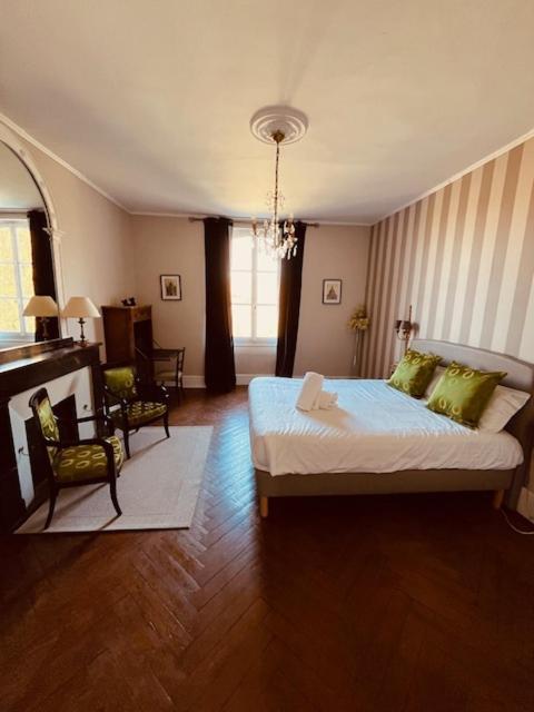 ホテル Le Manoir Du Thouron Saint-Sulpice  エクステリア 写真