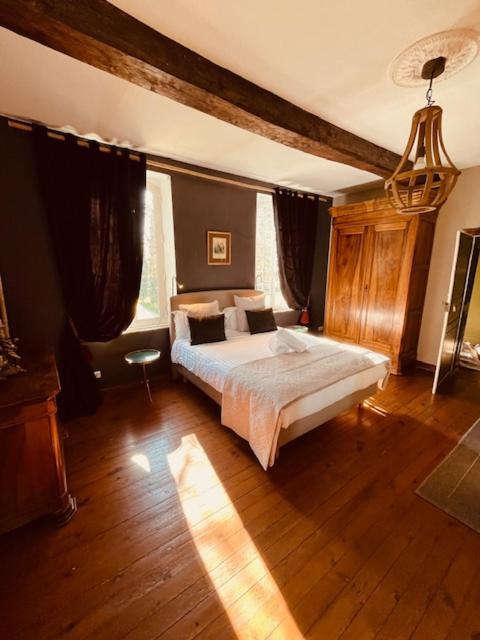 ホテル Le Manoir Du Thouron Saint-Sulpice  エクステリア 写真