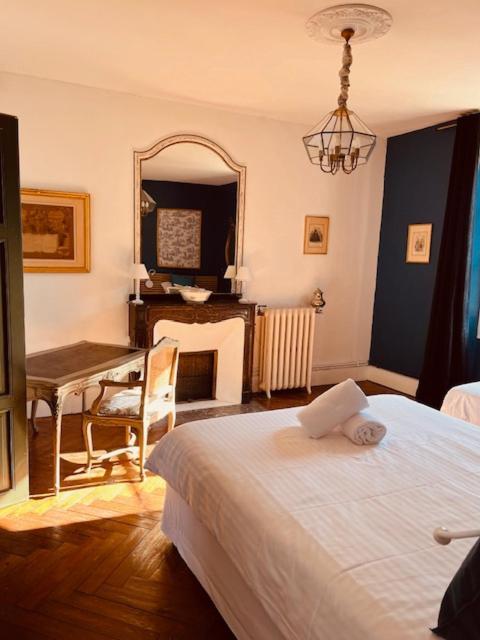 ホテル Le Manoir Du Thouron Saint-Sulpice  エクステリア 写真